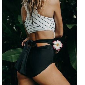 Albion woman’s geo black one piece - size Large. I’m excellent condition.